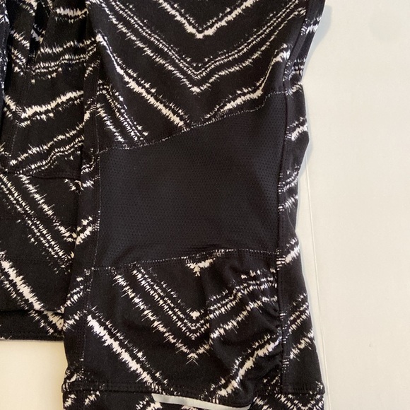 Athleta Relay Zig Zag Black & White Athleisure Athletic Mesh Capri Leggings 4407 - Picture 5 of 12